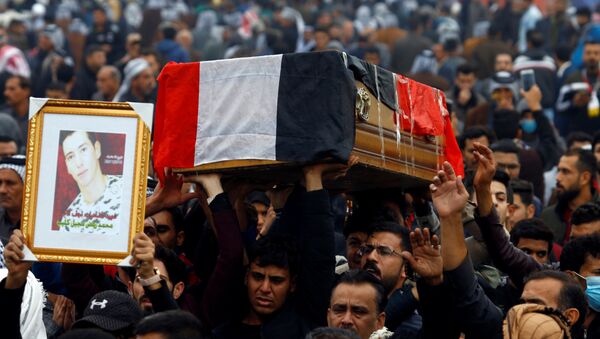 Irak'ın Şii kenti Necef'te gece öldürülen protestoculardan birinin cenazesi 29 Kasım 2019'da kaldırılırken  - Sputnik Türkiye
