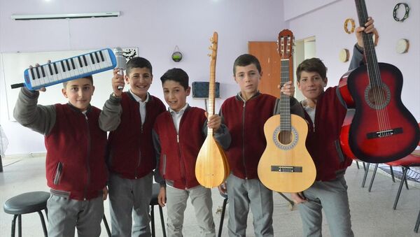 Hakkari'nin Yüksekova ilçesinde tahta, plastik kova ve odunlardan yaptıkları müzik aletleriyle yeteneklerini sergilemeye çalışan 6 öğrenci hayallerindeki gerçek enstrümanlara ulaştı - Sputnik Türkiye