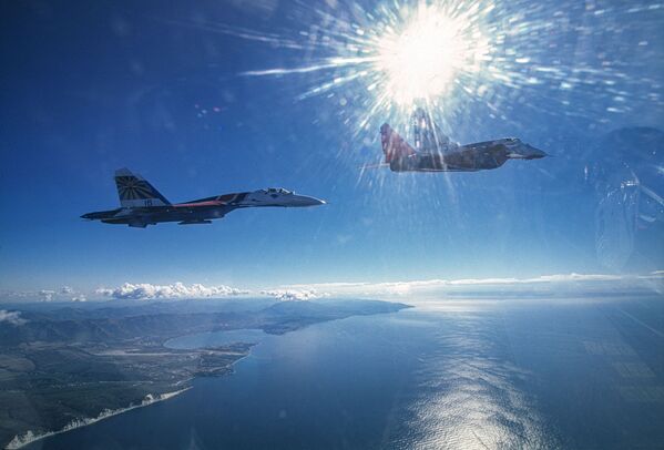 Rus Hava Kuvvetleri uçaklarının uçuş sırasında çekilen fotoğrafları - Sputnik Türkiye
