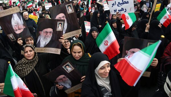 Tahran'da benzin zammı protestolarının bastırılmasının ardından İran yönetimine destek gösterileri sahne aldı.  - Sputnik Türkiye