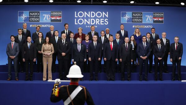 NATO üyesi ülkelerin liderleri, zirve öncesinde aile fotoğrafı için bir araya geldi. - Sputnik Türkiye