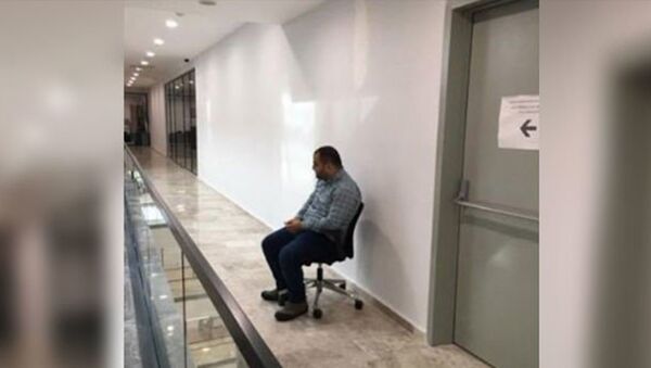 Güngören Belediyesi'nde AK Partili bir başkan yardımcısı, kendisini görüp ayağa kalkmadı diye belediye çalışanını cezalandırdı. - Sputnik Türkiye