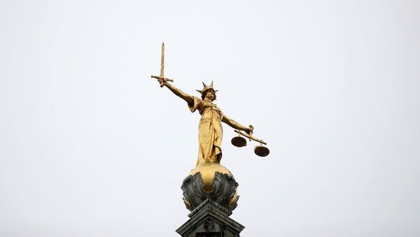 Londra'da bulunan ve 'Old Bailey' denilen İngiltere ve Galler Merkez Ceza Mahkemesi'nin önündeki adalet heykeli - Sputnik Türkiye