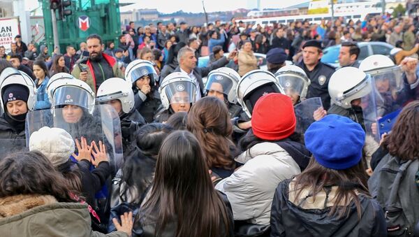 İstanbul'da LasTesis eylemi, gözaltına alınan kadınlar - Sputnik Türkiye