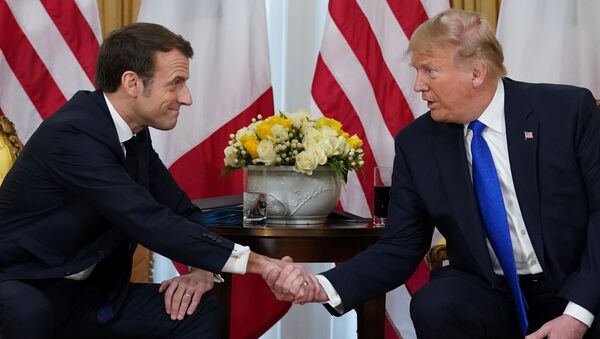 U.S. President Donald Trump and France's President Emmanuel Macron shake hands as they meet, ahead of the NATO summit in Watford, in London, Britain, December 3, 2019. REUTERS/Kevin Lamarque - Sputnik Türkiye
