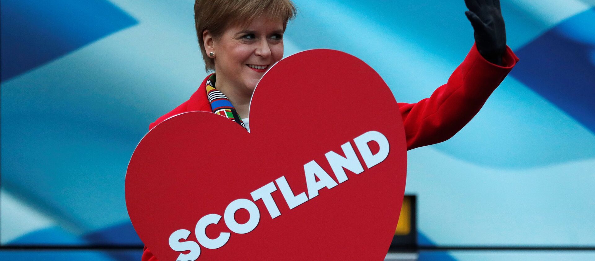İskoçya Başbakanı, SNP lideri Nicola Sturgeon, Edinburgh'daki bir kampanya etkinliğinde elinde 'İskoçya' yazılı kalp maketiyle  - Sputnik Türkiye, 1920, 13.12.2019