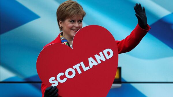 İskoçya Başbakanı, SNP lideri Nicola Sturgeon, Edinburgh'daki bir kampanya etkinliğinde elinde 'İskoçya' yazılı kalp maketiyle  - Sputnik Türkiye