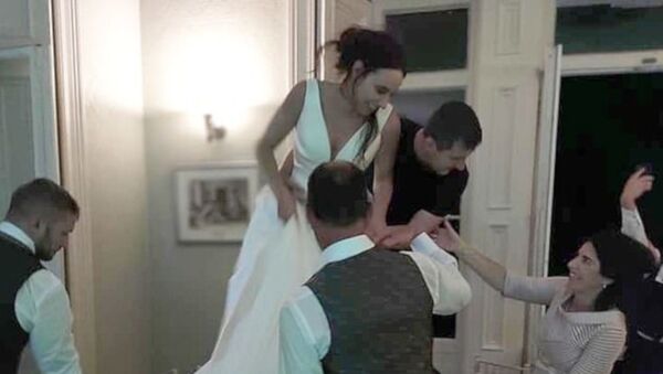 İngiltere’de yeni evli çift, henüz düğün sürerken ayrıldı - Sputnik Türkiye