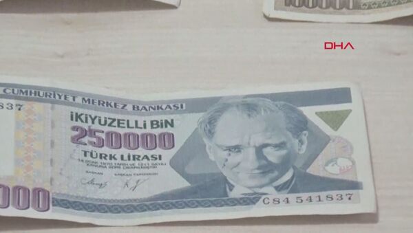 Konya'nın Beyşehir ilçesinde Mehmet Ali Demirci, şu an tedavülde olmayan 250 bin TL'lik paranın üzerindeki Atatürk resminin yüzünde damla gibi yansıyan basım hatalı banknotu 17 yıldır saklıyor. 250 bin TL istiyor. - Sputnik Türkiye