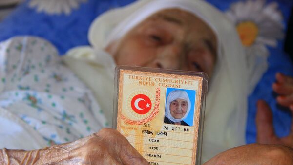 Nüfus kayıtlarına doğum tarihi 1907 olarak geçen ve Türkiye’nin en yaşlı insanı olarak gösterilen Muğlalı 113 yaşındaki Ayşe Uçar - Sputnik Türkiye