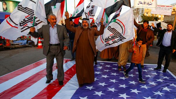 Pentagon'un Haşdi Şabi'ye 5 hava saldırısı açıklamasının ardından Irak çapında ABD ve İsrail'i protesto gösterileri düzenlendi. - Sputnik Türkiye