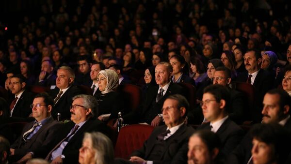 Cumhurbaşkanı Recep Tayyip Erdoğan, Ankara Devlet Tiyatrosunca sahnelenen Leyla ile Mecnun oyununu izledi.  - Sputnik Türkiye