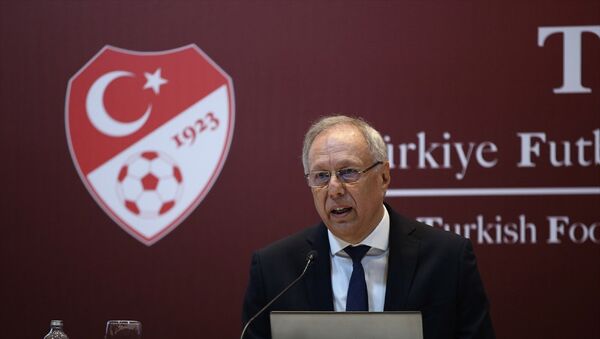 Türkiye Futbol Federasyonu (TFF) Merkez Hakem Kurulu (MHK) Başkan vekili Oğuz Sarvan, TFF Hasan Doğan Milli Takımlar Kamp ve Eğitim Tesisleri'nde düzenlenen basın toplantısında açıklamalarda bulundu. - Sputnik Türkiye