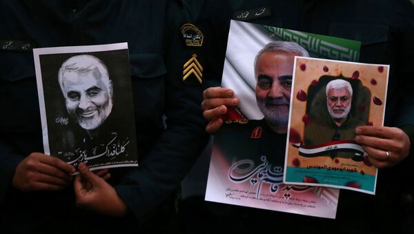 Kasım Süleymani'nin ABD hava saldırısında öldürülmesinin ardından İran'da protesto gösterileri düzenlendi. - Sputnik Türkiye