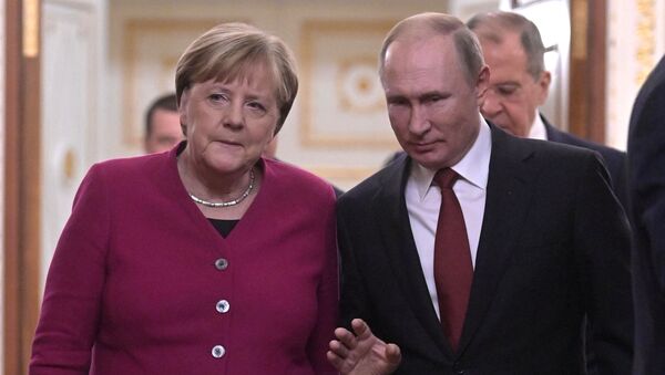 Rusya lideri Vladimir Putin, davetlisi olarak bugün Moskova’ya gelen Almanya Başbakanı Angela Merkel ile bir araya geldi. - Sputnik Türkiye