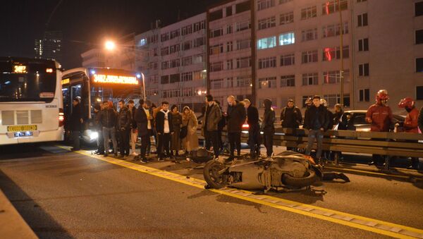 Mecidiyeköy ilçesinde, metrobüsle motosikletin çarpışması sonucu 1'i ağır 2 kişi yaralandı. - Sputnik Türkiye