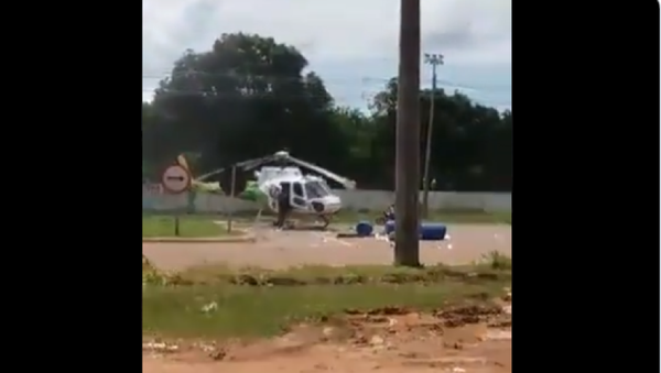 Brezilya'da yol kenarına iniş yapan helikoptere kamyon çarptı. Helikopterin pervaneleri parçalanırken, kazada yaralanan olmadı. - Sputnik Türkiye