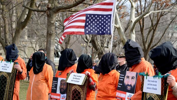Beyaz Saray önünde 18 yıl önce açılan Guantanamo esir kampının kapatılması ve işkencenin hesabının verilmesi için düzenlenen protesto gösterisi, 11 Ocak 2020 - Sputnik Türkiye