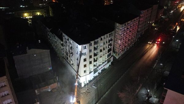 Elazığ'da bir bina yıkılıyor - Sputnik Türkiye
