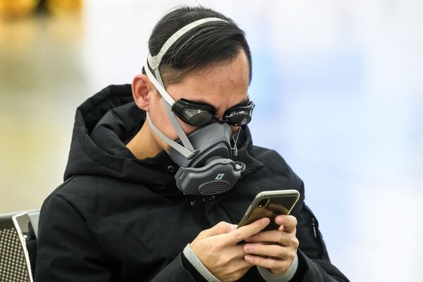 Çin'deki koronavirüs salgını nedeniyle maske takan insanlar - Sputnik Türkiye