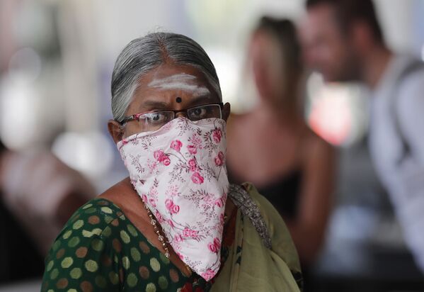 Çin'deki koronavirüs salgını nedeniyle maske takan insanlar - Sputnik Türkiye