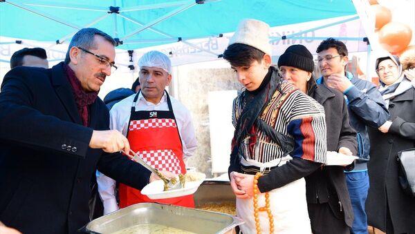 'Tirşik çorbası', Kahramanmaraş'ta yaklaşık 5 bin kişiye davullu zurnalı şölenle dağıtıldı. - Sputnik Türkiye