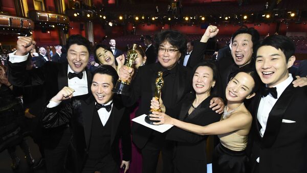 Oscar'a altı dalda aday olan Parazit; En İyi Film, En İyi Yönetmen (Bong Joon-ho), En İyi Uluslararası Film ve En İyi Orijinal Senaryo dallarında ödüle layık görüldü. Parazit, ilk kez orijinal dili İngilizce olmayan bir filmin En İyi Film seçilmesiyle Oscar tarihine geçti. Ayrıca Oscar kazanan ilk Güney Kore filmi oldu. - Sputnik Türkiye