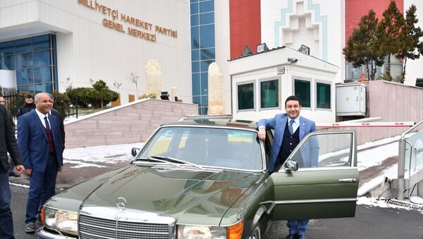 MHP Genel Başkanı Devlet Bahçeli, klasik otomobillerinden birini Harran Belediye Başkanı Mahmut Özyavuz'a hediye etti. - Sputnik Türkiye