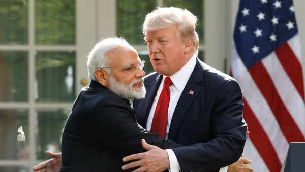 ABD Başkanı Donald Trump, Hindistan Başbakanı Narendra Modi'yi Beyaz Saray'da ağırladığı sırada kucaklarken  - Sputnik Türkiye