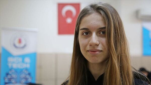 yapay zeka ile yoklama projesi geliştiren  10. sınıf öğrencisi Zeynep Işıldak - Sputnik Türkiye