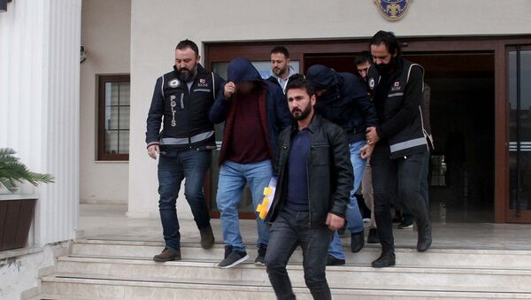 Muğla Fethiye merkezli Kocaeli ve Aydın'da gerçekleştirilen fuhuş operasyonunda adliyeye sevk edilen 9 şüpheliden 4'ü tutuklandı.  - Sputnik Türkiye