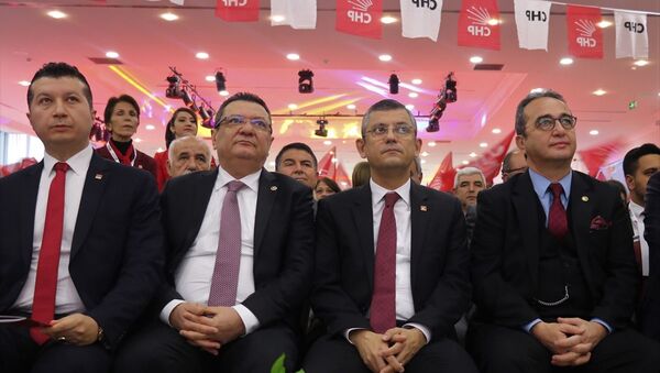 CHP Genel Başkan Yardımcısı Gülizar Biçer Karaca, CHP Grup Başkanvekili Özgür Özel (sağ2), CHP Parti Meclisi Üyesi Bülent Tezcan (sağ1)  - Sputnik Türkiye