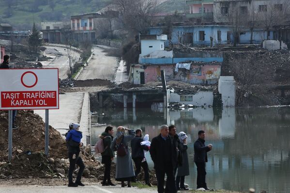 Hasankeyf’te yerleşim alanına ulaşımı sağlayan 60 yıllık köprünün büyük bir kısmı sular altında kaldı. - Sputnik Türkiye
