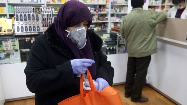 İran başkenti Tahran'da koronavirüse karşı maske takılarak eczanede alışveriş yapılıyor. - Sputnik Türkiye