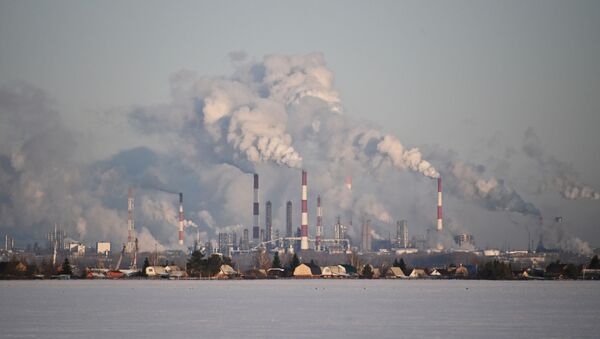 Rusya'nın Sibirya bölgesinin Omsk kentinde Gazprom Neft'in petrol rafinerisi - Sputnik Türkiye