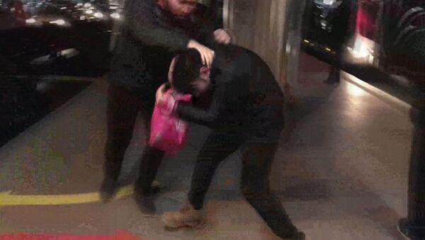 İstanbul'da metrobüste bir kadını taciz ettiği iddia edilen kişi yolcular tarafından tekme tokat dövüldü. Taciz edildiğini iddia eden kadının şikayetçi olmadığını ifade etmesi üzerine şüpheli, vatandaşların olay yerinden ayrılmasıyla serbest bırakıldı. - Sputnik Türkiye