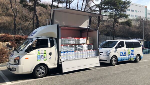 Güney Kore milli içkisi 'soju'nun üreticilerinin bağışladığı etanol, dezenfekte faaliyetleri için koronavirüs salgınının merkezindeki Daegu kentine ulaştı. - Sputnik Türkiye