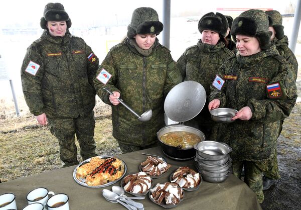 Rus kadın askerler arasında güzellik yarışması - Sputnik Türkiye