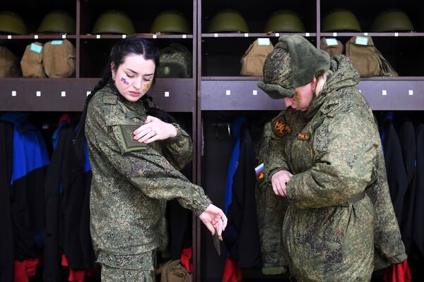 Rus kadın askerler arasında güzellik yarışması - Sputnik Türkiye