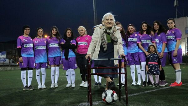 Aydın'da aralarında gazetecilerin de bulunduğu kadınlardan oluşan iki takım, kadına şiddete dikkati çekmek için futbol maçı yaptı. - Sputnik Türkiye