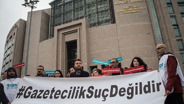 Türkiye Gazeteciler Sendikası, gazetecilerin tutuklanması protesto - Sputnik Türkiye