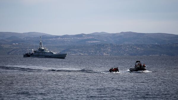 Yunanistan'ın Midilli Adası açıklarında Frontex gemisi ile kurtarma botunun eşlik ettiği Afgan göçmenlerle dolu bot - Sputnik Türkiye