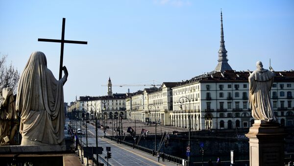 İtalya çapında koronavirüs karantinasının dördüncü gününde Torino'nun Vittorio Veneto Meydanı - Sputnik Türkiye