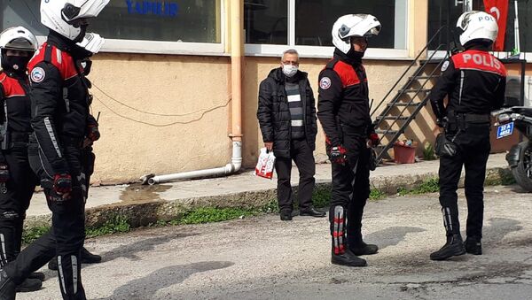 Karantina ihlali yapan şahıs polis eşliğinde hastaneye götürüldü - Sputnik Türkiye