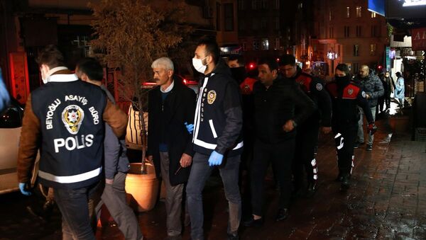 Beyoğlu'nda, İçişleri Bakanlığınca yeni tip koronavirüs (Kovid-19) salgını ile mücadele kapsamında alınan tedbirleri ihlal ederek iki dernekte bir araya gelen 20 kişi gözaltına alındı. - Sputnik Türkiye