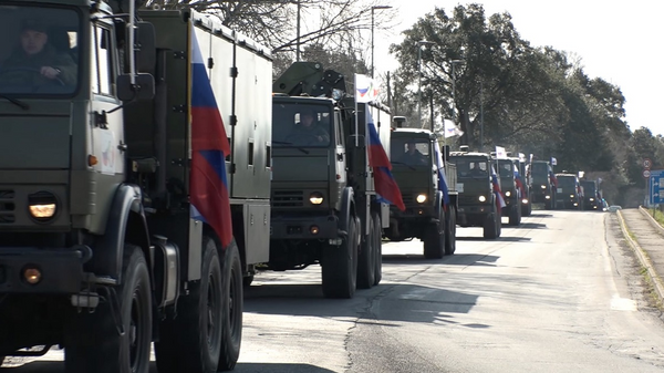 Rus askeri konvoy Bergamo'ya doğru yola koyuldu - Sputnik Türkiye