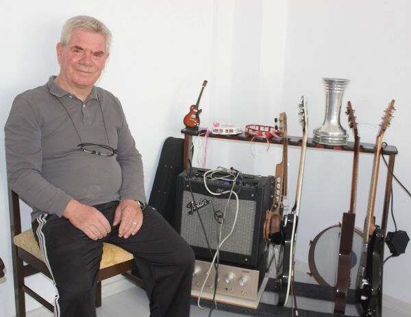 Salgına karşı evde kalıp, gitar yapmaya başladı - Sputnik Türkiye
