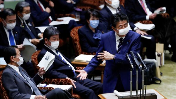 Japonya Başbakanı Şinzo Abe yüzünde maskeyle parlamentoya hitap ederken  - Sputnik Türkiye