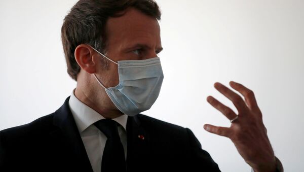 Emmanuel Macron koruyucu maske takmış halde sağlık çalışanlarıyla konuşurken, Pantin, Paris, Fransa - Sputnik Türkiye