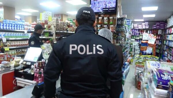 İstanbul'da açık markete baskın: Müşteriler saklandı, market sahibi 'Zorla içeri girdiler' dedi - Sputnik Türkiye